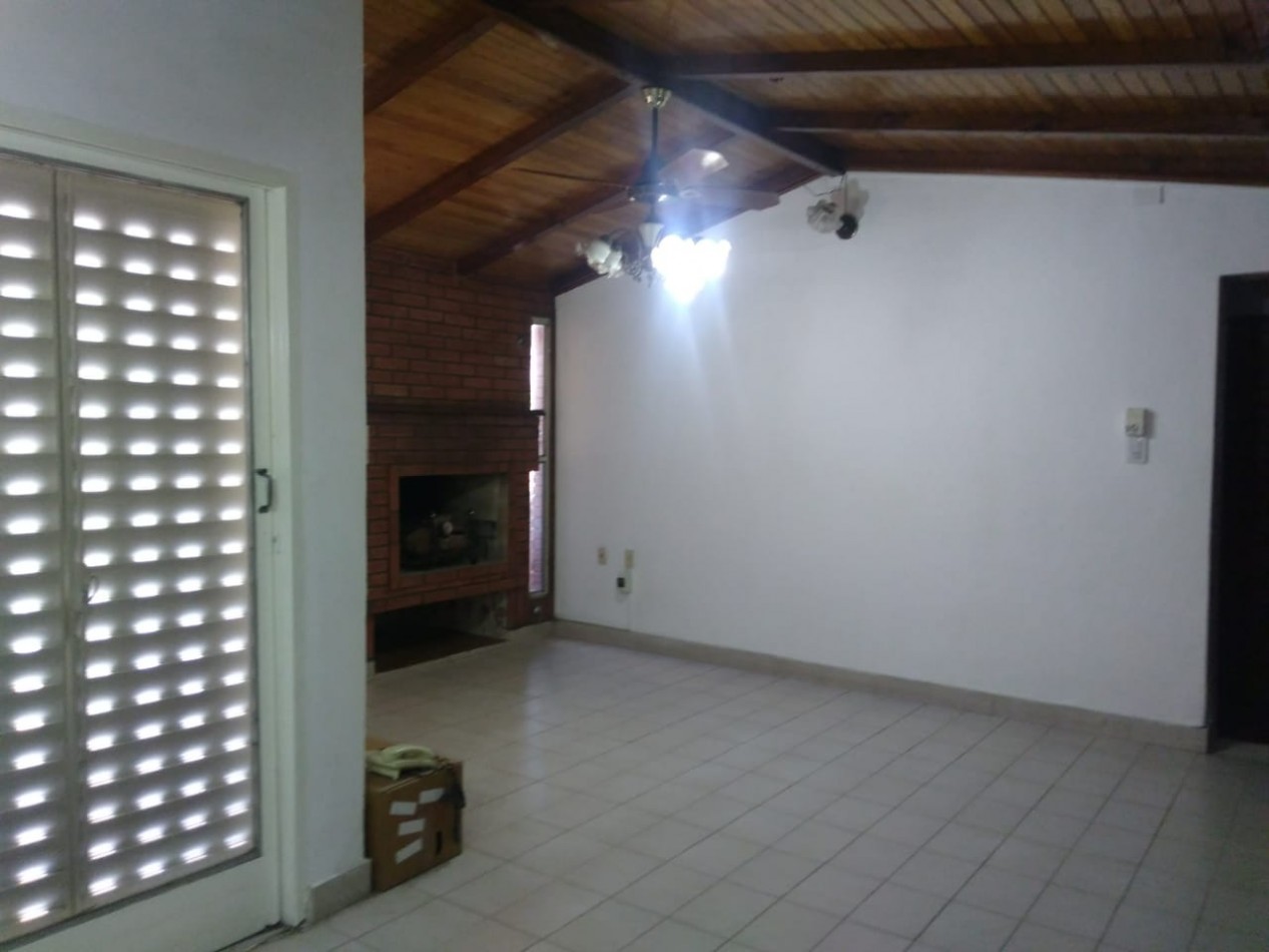 Venta Casa amplia planta baja y alta alberti 2200