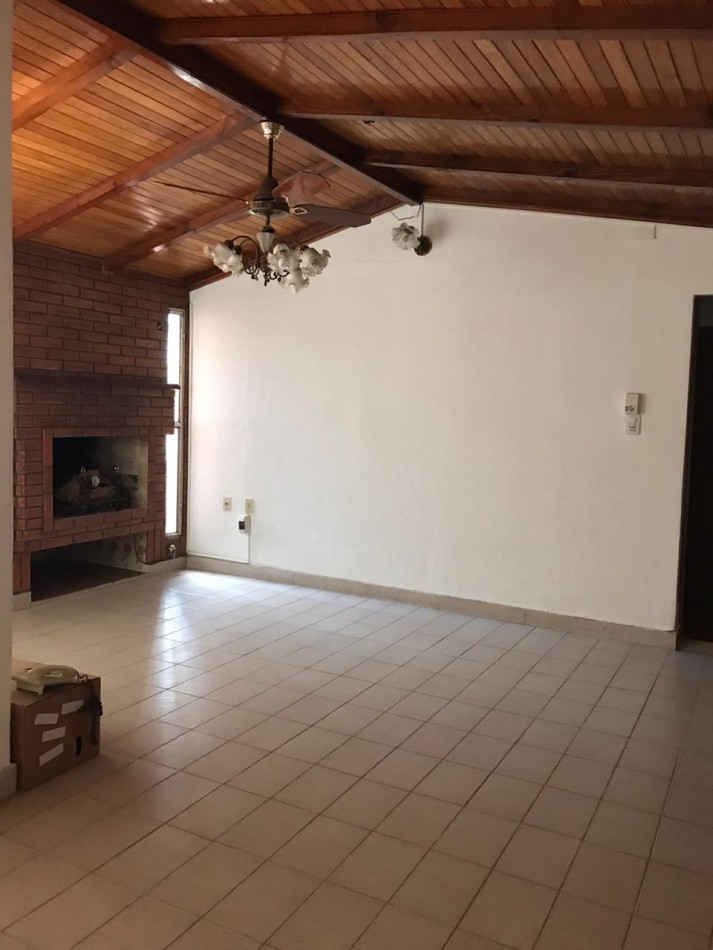 Venta Casa amplia planta baja y alta alberti 2200
