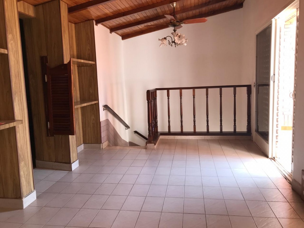 Venta Casa amplia planta baja y alta alberti 2200