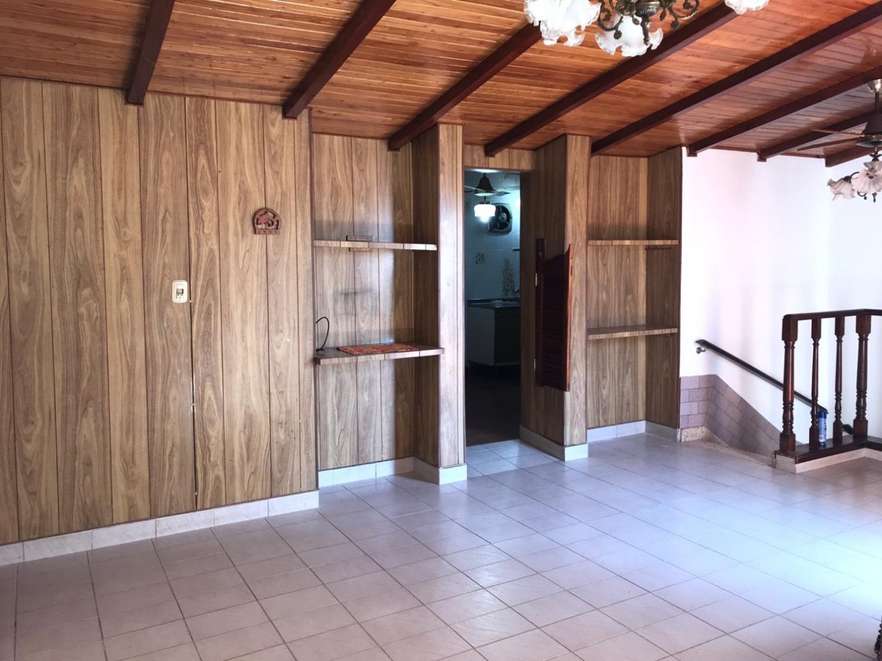 Venta Casa amplia planta baja y alta alberti 2200