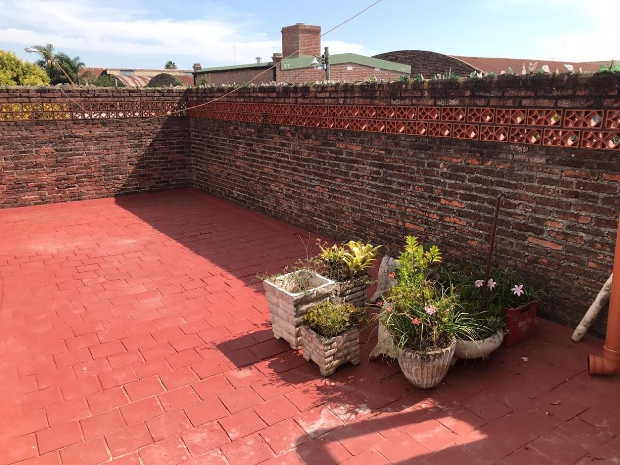 Venta Casa amplia planta baja y alta alberti 2200