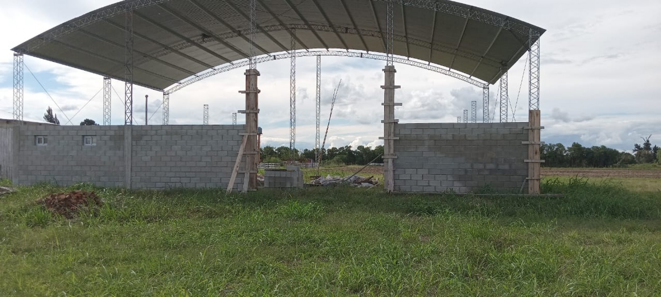 Galpon en construccion en Monte Vera Alquiler