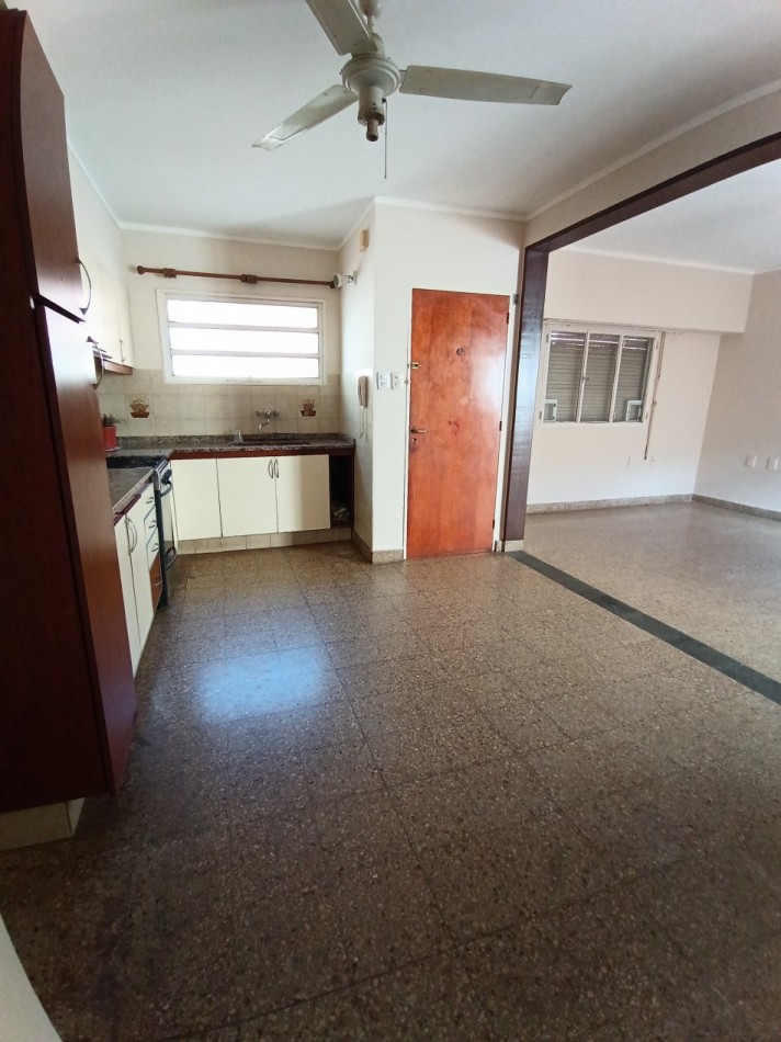 Amplio departamento interno en Corrientes al 3300 a la venta
